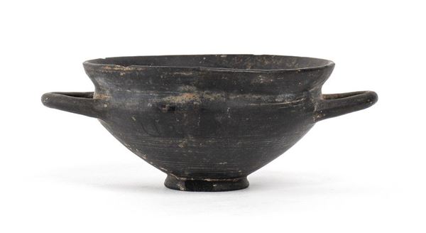 KYLIX ETRUSCA IN BUCCHERO
VII - VI secolo a.C.
diam. vasca cm 10

Provenienza
C...