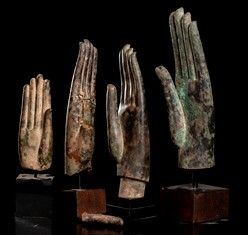 QUATTRO MANI DI BUDDHA IN BRONZO
Thailandia, stile Ayutthaya...  - Auction Arte asiatica e tribale - Bertolami Fine Art - Casa d'Aste