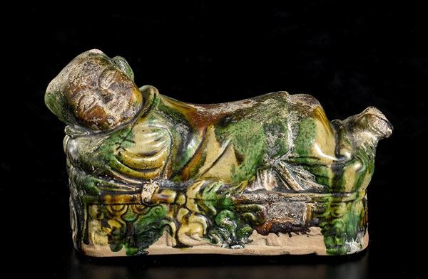 CUSCINO IN CERAMICA CON INVETRIATURA SANCAI A FORMA DI RAGAZZO ADDORMENTATO
Cin...