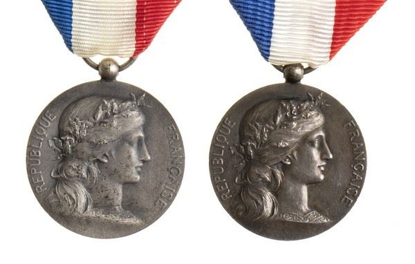 A LOT OF TWO MEDALS, ONE CASED...  (ORDINI E MEDAGLIE - FRANCIA...)  - SILVER 26 MM - Auction Militaria, Medals and Orders of Chivalry - Bertolami Fine Art - Casa d'Aste