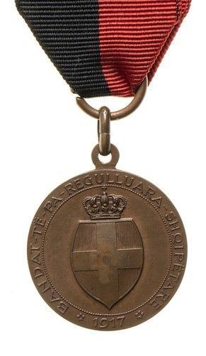 MEDAGLIA COMMEMORATIVA DELLE BANDE IRREGOLARI ALBANESI DELLA GRANDE GUERRA...  - Auction La collezione Clodomiro Tavani di medaglie, onorificenze e ordini cavallereschi - Bertolami Fine Art - Casa d'Aste