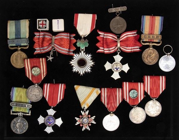SMALL COLLECTION OF JAPANESE MEDALS...  (ORDINI E MEDAGLIE - GIAPPONE...)  - DIFFERENT MATERIALS AND SIZES - Auction Militaria, Medals and Orders of Chivalry - Bertolami Fine Art - Casa d'Aste