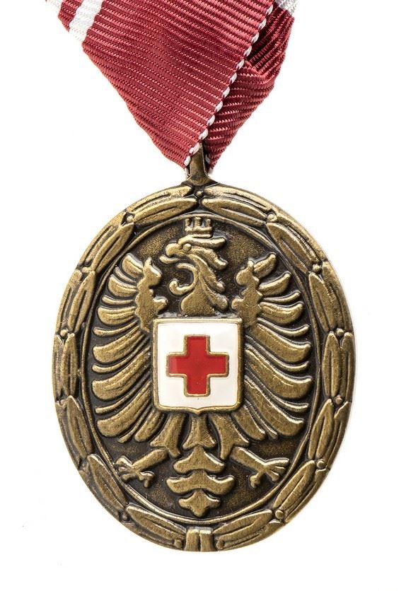 Red Cross Merit Medal Republic gilt...  (CROCE ROSSA - AUSTRIA...)  - BRONZE, 33,8X40 MM - Auction Militaria, Medals and Orders of Chivalry - Bertolami Fine Art - Casa d'Aste