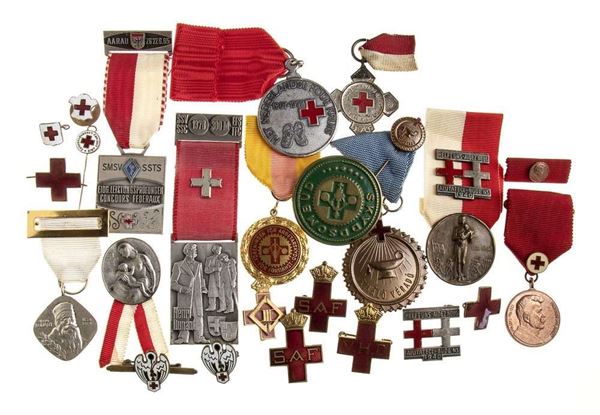 24 MEDALS AND BADGES...  (CROCE ROSSA - INTERNAZIONALE...)  - DIFFERENT METALS AND SIZES - Auction Militaria, Medals and Orders of Chivalry - Bertolami Fine Art - Casa d'Aste
