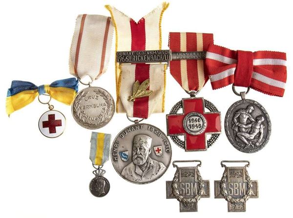 LOT OF MEDALS AND BADGES...  (CROCE ROSSA - INTERNAZIONALE...)  - MATERIALI E MISURE DIVERSI - Auction Militaria, Medals and Orders of Chivalry - Bertolami Fine Art - Casa d'Aste