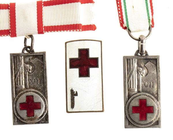 TWO SILVER MEDALS AND A VOLUNTARY NURSE BADGE...  (CROCE ROSSA - ITALIA, REGNO...)  - SILVER METAL AND ENAMELS, 14X29 MM, GOLDEN BRONZE AND ENAMEL, 14x28 MM - Auction Militaria, Medals and Orders of Chivalry - Bertolami Fine Art - Casa d'Aste