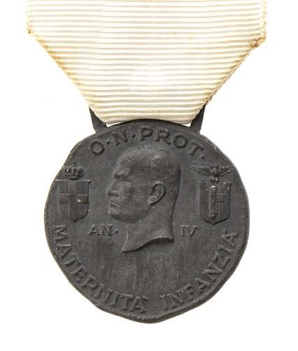 MEDAL OF THE NATIONAL WORK OF MATERNITY AND CHILDHOOD...  (ORDINI E MEDAGLIE - ITALIA, REGNO...)  - BURNISHED METAL, 32 MM - Auction Militaria, Medals and Orders of Chivalry - Bertolami Fine Art - Casa d'Aste