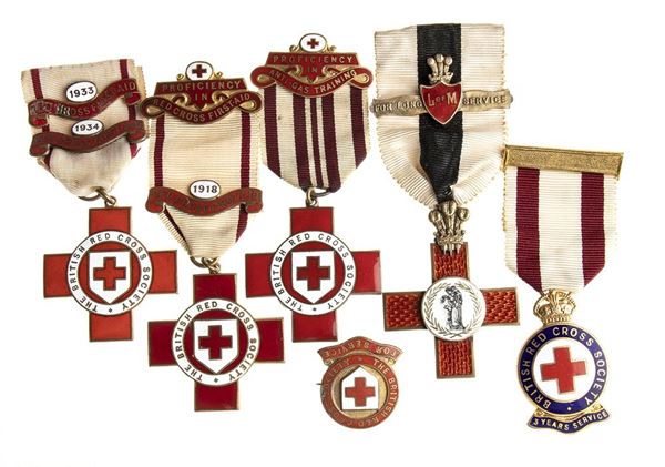 LOT OF FIVE MEDALS AND A BADGE...  (ORDINI E MEDAGLIE - REGNO UNITO...)  - DIFFERENT SIZES AND METALS, ENAMELS - Auction Militaria, Medals and Orders of Chivalry - Bertolami Fine Art - Casa d'Aste