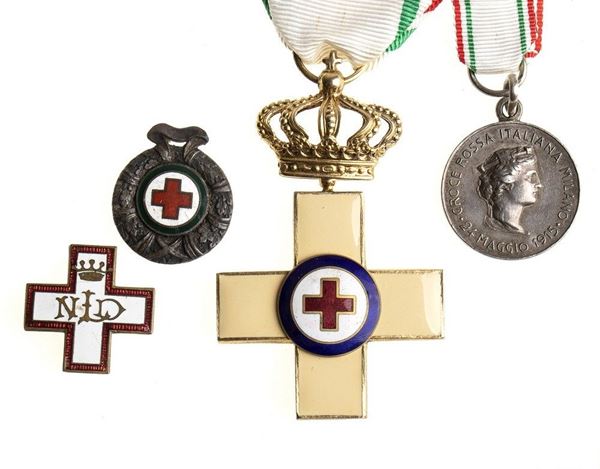 CROCE AL MERITO CRI, MEDAGLIA DEL COMITATO DI PROPAGANDA DELLA CRI E DUE DISTIN...  - Auction La collezione Clodomiro Tavani di medaglie, onorificenze e ordini cavallereschi - Bertolami Fine Art - Casa d'Aste