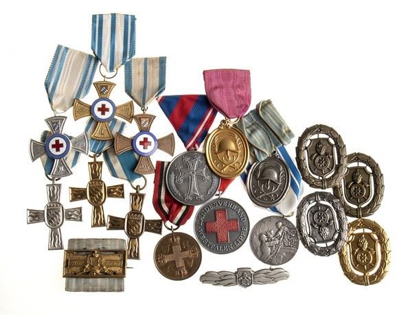 LOT OF NINETEEN DRK AND FIREFIGHTERS MEDALS AND BADGES...  (CROCE ROSSA - GERMANIA ...)  - METALS AND MISCELLANEOUS DIMENSIONS - Auction Militaria, Medals and Orders of Chivalry - Bertolami Fine Art - Casa d'Aste