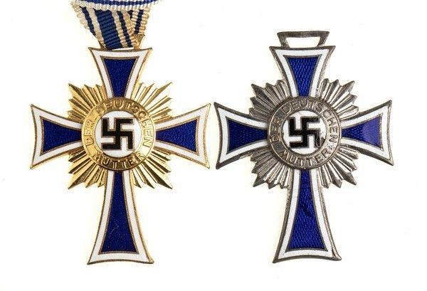 DUE CROCI “HERENKREUZ DER DEUTSCHE MUTTER”, CLASSE ORO E CLASSE ARGENTO...  - Asta La collezione Clodomiro Tavani di medaglie, onorificenze e ordini cavallereschi - Bertolami Fine Art - Casa d'Aste