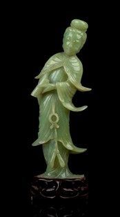 FIGURA FEMMINILE IN PIETRA VERDE
Cina, XX secolo...  - Auction Arte Asiatica, Africana e Precolombiana - Bertolami Fine Art - Casa d'Aste