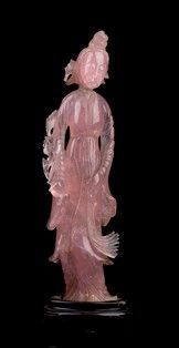 FIGURA FEMMINILE IN QUARZO ROSA
Cina, XX secolo...  - Asta Arte Asiatica, Africana e Precolombiana - Bertolami Fine Art - Casa d'Aste