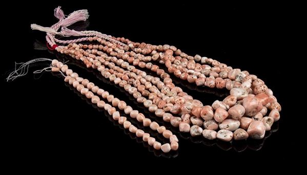 6 fili di pepite di corallo rosa in gradazione...  - Auction CORALLI, PERLE E CAMMEI: GIOIELLI E OGGETTI D’ARTE DALLA LIQUIDAZIONE DELL’AZIENDA MONDIAL CORAL DI TORRE DEL GRECO - Bertolami Fine Art - Casa d'Aste