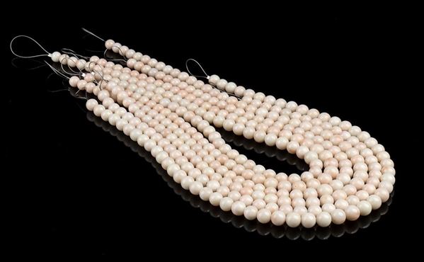 6 fili di sfere di corallo rosa in gradazione  ...  - Asta CORALLI, PERLE E CAMMEI: GIOIELLI E OGGETTI D’ARTE DALLA LIQUIDAZIONE DELL’AZIENDA MONDIAL CORAL DI TORRE DEL GRECO - Bertolami Fine Art - Casa d'Aste
