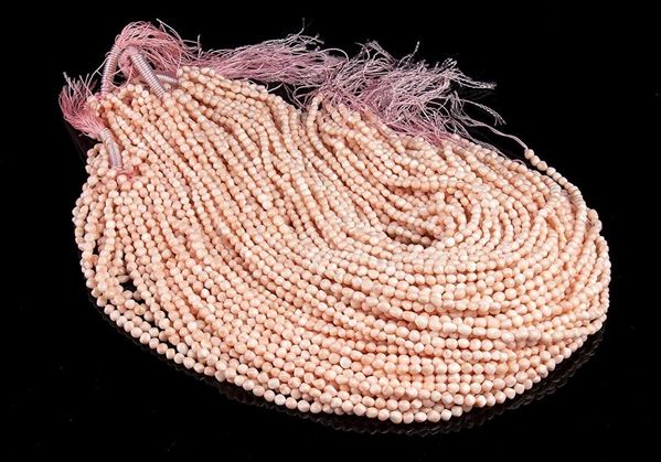 98 fili di pepite di corallo rosa ...  - Asta CORALLI, PERLE E CAMMEI: GIOIELLI E OGGETTI D’ARTE DALLA LIQUIDAZIONE DELL’AZIENDA MONDIAL CORAL DI TORRE DEL GRECO - Bertolami Fine Art - Casa d'Aste
