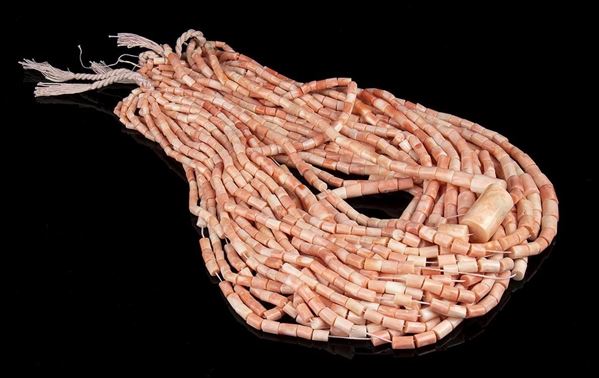 23 fili di cilindretti di corallo rosa  ...  - Asta CORALLI, PERLE E CAMMEI: GIOIELLI E OGGETTI D’ARTE DALLA LIQUIDAZIONE DELL’AZIENDA MONDIAL CORAL DI TORRE DEL GRECO - Bertolami Fine Art - Casa d'Aste