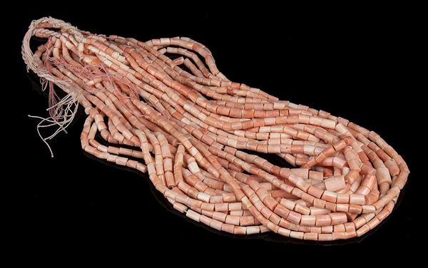 16 fili di cilindretti di corallo rosa ...  - Auction CORALLI, PERLE E CAMMEI: GIOIELLI E OGGETTI D’ARTE DALLA LIQUIDAZIONE DELL’AZIENDA MONDIAL CORAL DI TORRE DEL GRECO - Bertolami Fine Art - Casa d'Aste