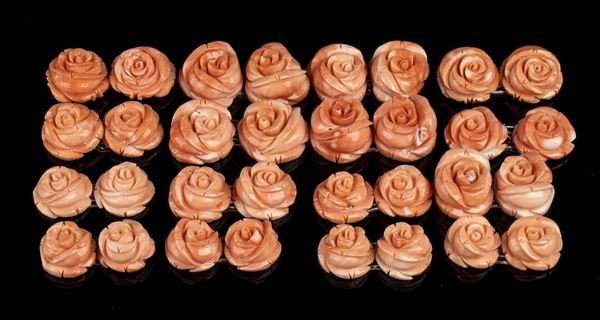 16 coppie di rose in corallo cerasuolo scolpito...  - Auction CORALLI, PERLE E CAMMEI: GIOIELLI E OGGETTI D’ARTE DALLA LIQUIDAZIONE DELL’AZIENDA MONDIAL CORAL DI TORRE DEL GRECO - Bertolami Fine Art - Casa d'Aste