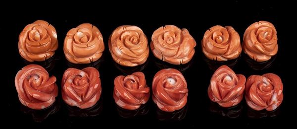 6 coppie di rose in corallo cerasuolo scolpito...  - Asta CORALLI, PERLE E CAMMEI: GIOIELLI E OGGETTI D’ARTE DALLA LIQUIDAZIONE DELL’AZIENDA MONDIAL CORAL DI TORRE DEL GRECO - Bertolami Fine Art - Casa d'Aste