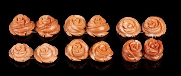 6 coppie di rose in corallo cerasuolo scolpito...  - Asta CORALLI, PERLE E CAMMEI: GIOIELLI E OGGETTI D’ARTE DALLA LIQUIDAZIONE DELL’AZIENDA MONDIAL CORAL DI TORRE DEL GRECO - Bertolami Fine Art - Casa d'Aste