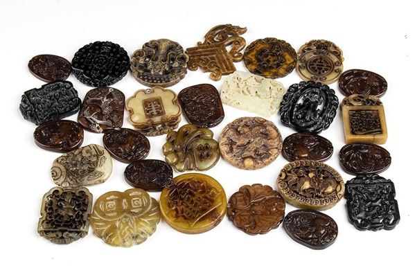 29 medaglioni in giada intagliata...  - Asta CORALLI, PERLE E CAMMEI: GIOIELLI E OGGETTI D’ARTE DALLA LIQUIDAZIONE DELL’AZIENDA MONDIAL CORAL DI TORRE DEL GRECO - Bertolami Fine Art - Casa d'Aste