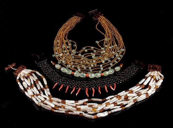 1 girocollo con perle Keshi ed ambra chiarificata; 16 fili di prenite rutilata;...  - Auction CORALLI, PERLE E CAMMEI: GIOIELLI E OGGETTI D’ARTE DALLA LIQUIDAZIONE DELL’AZIENDA MONDIAL CORAL DI TORRE DEL GRECO - Bertolami Fine Art - Casa d'Aste