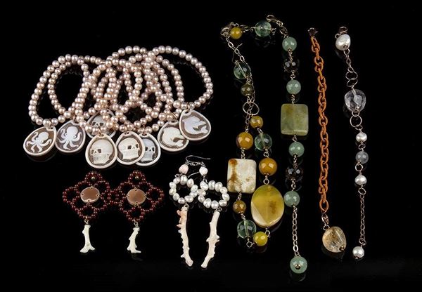 10 bracciali, 2 paia di orecchini ed 1 collana in pietre dure   ...  - Asta CORALLI, PERLE E CAMMEI: GIOIELLI E OGGETTI D’ARTE DALLA LIQUIDAZIONE DELL’AZIENDA MONDIAL CORAL DI TORRE DEL GRECO - Bertolami Fine Art - Casa d'Aste