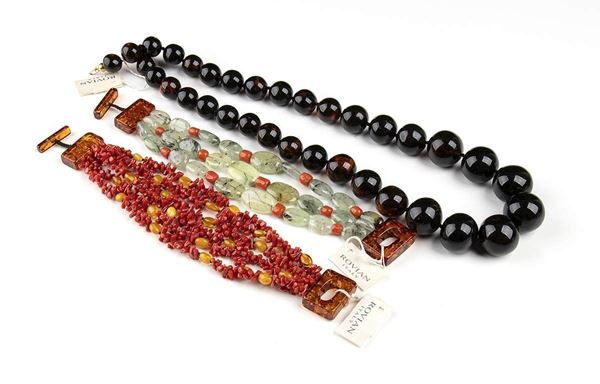 2 bracciali ed 1 collana in ambra, corallo Mediterraneo, ambra chiarificata, qu...  - Asta CORALLI, PERLE E CAMMEI: GIOIELLI E OGGETTI D’ARTE DALLA LIQUIDAZIONE DELL’AZIENDA MONDIAL CORAL DI TORRE DEL GRECO - Bertolami Fine Art - Casa d'Aste