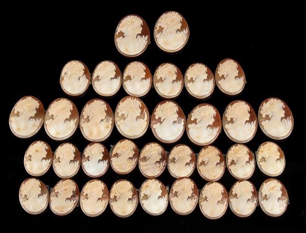 34 cammei incisi su conchiglia marina; Cassis madagascariensis (Lamark,1822) No...  - Auction CORALLI, PERLE E CAMMEI: GIOIELLI E OGGETTI D’ARTE DALLA LIQUIDAZIONE DELL’AZIENDA MONDIAL CORAL DI TORRE DEL GRECO - Bertolami Fine Art - Casa d'Aste