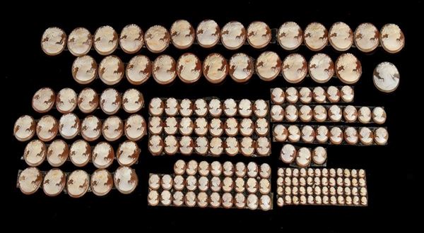 172 cammei incisi su conchiglia marina; Cassis madagascariensis (Lamark,1822) N...  - Asta CORALLI, PERLE E CAMMEI: GIOIELLI E OGGETTI D’ARTE DALLA LIQUIDAZIONE DELL’AZIENDA MONDIAL CORAL DI TORRE DEL GRECO - Bertolami Fine Art - Casa d'Aste