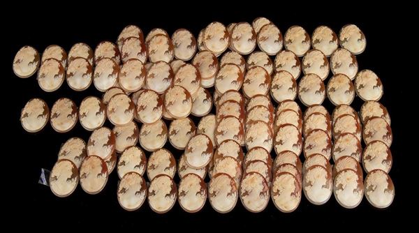 105 cammei incisi su conchiglia marina...  - Asta CORALLI, PERLE E CAMMEI: GIOIELLI E OGGETTI D’ARTE DALLA LIQUIDAZIONE DELL’AZIENDA MONDIAL CORAL DI TORRE DEL GRECO - Bertolami Fine Art - Casa d'Aste