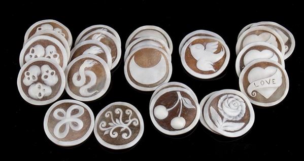 26 cammei incisi su conchiglia marina  ( famiglia cassidae )...  - Asta CORALLI, PERLE E CAMMEI: GIOIELLI E OGGETTI D’ARTE DALLA LIQUIDAZIONE DELL’AZIENDA MONDIAL CORAL DI TORRE DEL GRECO - Bertolami Fine Art - Casa d'Aste