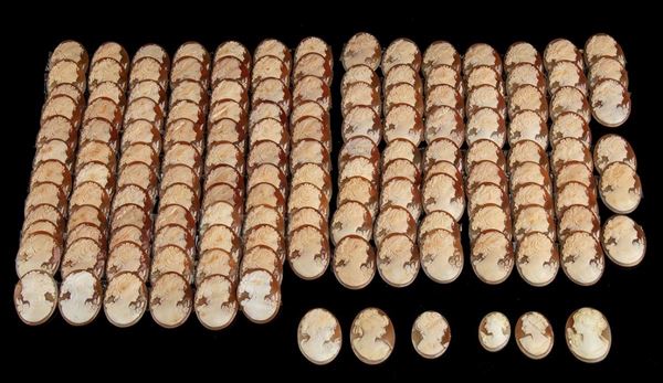 148 cammei incisi su conchiglia marina; Cassis madagascariensis (Lamark,1822) N...  - Asta CORALLI, PERLE E CAMMEI: GIOIELLI E OGGETTI D’ARTE DALLA LIQUIDAZIONE DELL’AZIENDA MONDIAL CORAL DI TORRE DEL GRECO - Bertolami Fine Art - Casa d'Aste