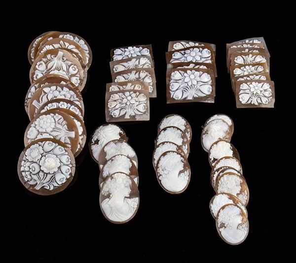 46 cammei incisi su conchiglia marina; Cassis madagascariensis (Lamark,1822) No...  - Asta CORALLI, PERLE E CAMMEI: GIOIELLI E OGGETTI D’ARTE DALLA LIQUIDAZIONE DELL’AZIENDA MONDIAL CORAL DI TORRE DEL GRECO - Bertolami Fine Art - Casa d'Aste