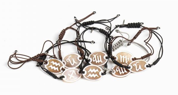 8 bracciali con cammeo su conchiglia marina e argento...  - Asta CORALLI, PERLE E CAMMEI: GIOIELLI E OGGETTI D’ARTE DALLA LIQUIDAZIONE DELL’AZIENDA MONDIAL CORAL DI TORRE DEL GRECO - Bertolami Fine Art - Casa d'Aste