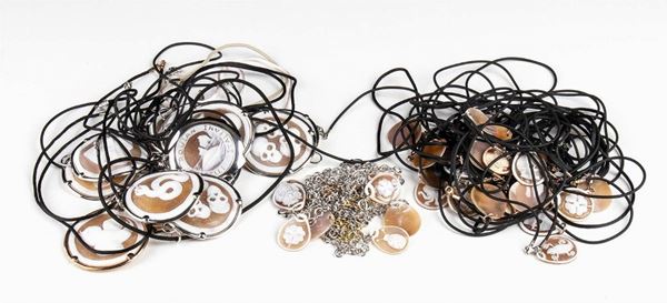 10 bracciali e 25 girocolli con cammeo su conchiglia marina...  - Asta CORALLI, PERLE E CAMMEI: GIOIELLI E OGGETTI D’ARTE DALLA LIQUIDAZIONE DELL’AZIENDA MONDIAL CORAL DI TORRE DEL GRECO - Bertolami Fine Art - Casa d'Aste