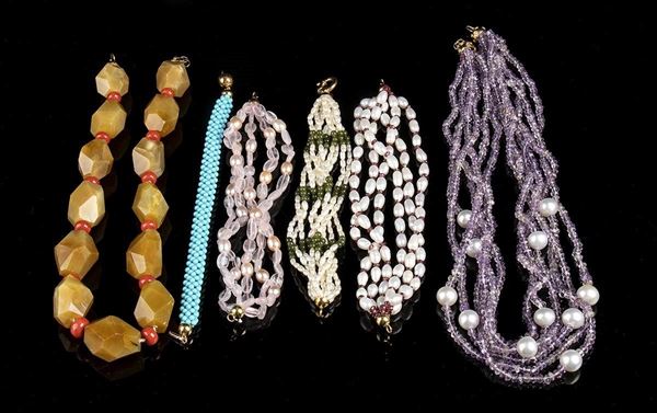 4 bracciali e 2 collane in oro, pietre dure e perle di fiume...  - Asta CORALLI, PERLE E CAMMEI: GIOIELLI E OGGETTI D’ARTE DALLA LIQUIDAZIONE DELL’AZIENDA MONDIAL CORAL DI TORRE DEL GRECO - Bertolami Fine Art - Casa d'Aste