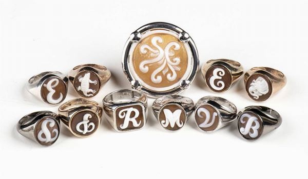 11 anelli in argento e cammeo su conchiglia marina ...  - Asta CORALLI, PERLE E CAMMEI: GIOIELLI E OGGETTI D’ARTE DALLA LIQUIDAZIONE DELL’AZIENDA MONDIAL CORAL DI TORRE DEL GRECO - Bertolami Fine Art - Casa d'Aste