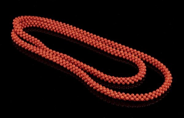 Lunga collana a maglia tessita in corallo Mediterraneo...  - Auction CORALLI, PERLE E CAMMEI: GIOIELLI E OGGETTI D’ARTE DALLA LIQUIDAZIONE DELL’AZIENDA MONDIAL CORAL DI TORRE DEL GRECO - Bertolami Fine Art - Casa d'Aste