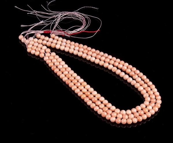 3 fili slegati di sfere di corallo rosa...  - Auction CORALLI, PERLE E CAMMEI: GIOIELLI E OGGETTI D’ARTE DALLA LIQUIDAZIONE DELL’AZIENDA MONDIAL CORAL DI TORRE DEL GRECO - Bertolami Fine Art - Casa d'Aste