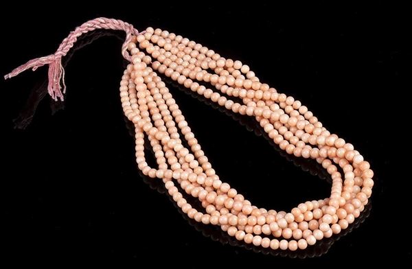 6 fili slegati di sfere di corallo rosa...