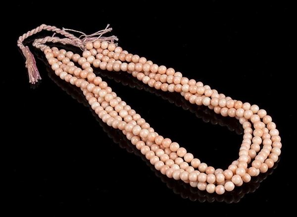 4 fili slegati di sfere di corallo rosa...  - Asta CORALLI, PERLE E CAMMEI: GIOIELLI E OGGETTI D’ARTE DALLA LIQUIDAZIONE DELL’AZIENDA MONDIAL CORAL DI TORRE DEL GRECO - Bertolami Fine Art - Casa d'Aste