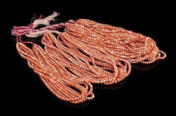 Lotto di 36 fili di corallo rosa (corallium regale). Diametro 3-5,5 mm. Lunghez...  - Asta CORALLI, PERLE E CAMMEI: GIOIELLI E OGGETTI D’ARTE DALLA LIQUIDAZIONE DELL’AZIENDA MONDIAL CORAL DI TORRE DEL GRECO - Bertolami Fine Art - Casa d'Aste