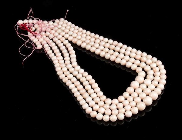 4 fili slegati di sfere di corallo rosa...  - Asta CORALLI, PERLE E CAMMEI: GIOIELLI E OGGETTI D’ARTE DALLA LIQUIDAZIONE DELL’AZIENDA MONDIAL CORAL DI TORRE DEL GRECO - Bertolami Fine Art - Casa d'Aste