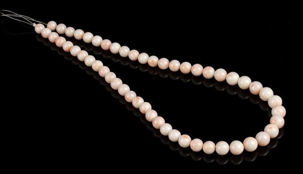 Filo slegato di sfere di corallo rosa...  - Asta CORALLI, PERLE E CAMMEI: GIOIELLI E OGGETTI D’ARTE DALLA LIQUIDAZIONE DELL’AZIENDA MONDIAL CORAL DI TORRE DEL GRECO - Bertolami Fine Art - Casa d'Aste