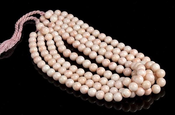 4 fili slegati di sfere di corallo rosa...  - Asta CORALLI, PERLE E CAMMEI: GIOIELLI E OGGETTI D’ARTE DALLA LIQUIDAZIONE DELL’AZIENDA MONDIAL CORAL DI TORRE DEL GRECO - Bertolami Fine Art - Casa d'Aste