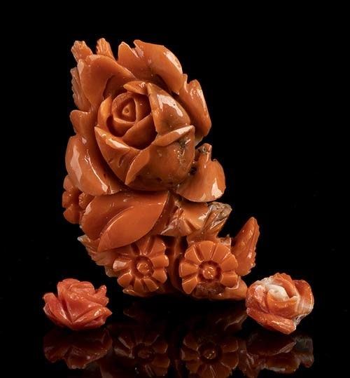 Lotto di sculture in corallo Cerasuolo...  - Auction CORALLI, PERLE E CAMMEI: GIOIELLI E OGGETTI D’ARTE DALLA LIQUIDAZIONE DELL’AZIENDA MONDIAL CORAL DI TORRE DEL GRECO - Bertolami Fine Art - Casa d'Aste