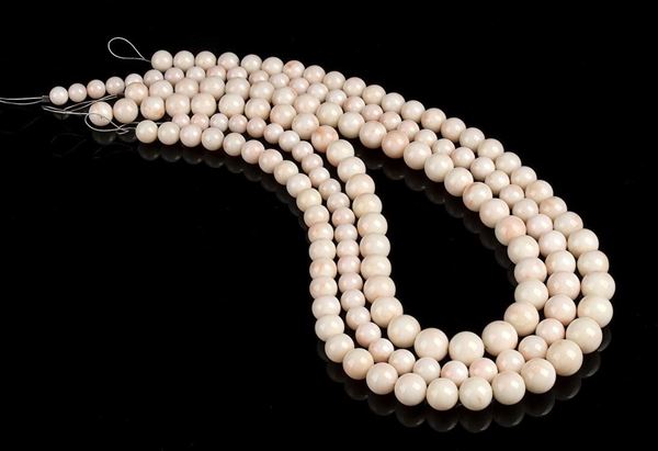 3 fili slegati di sfere di corallo rosa...  - Asta CORALLI, PERLE E CAMMEI: GIOIELLI E OGGETTI D’ARTE DALLA LIQUIDAZIONE DELL’AZIENDA MONDIAL CORAL DI TORRE DEL GRECO - Bertolami Fine Art - Casa d'Aste