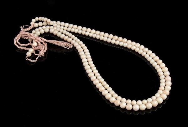 2 fili slegati di sfere di corallo rosa...  - Auction CORALLI, PERLE E CAMMEI: GIOIELLI E OGGETTI D’ARTE DALLA LIQUIDAZIONE DELL’AZIENDA MONDIAL CORAL DI TORRE DEL GRECO - Bertolami Fine Art - Casa d'Aste